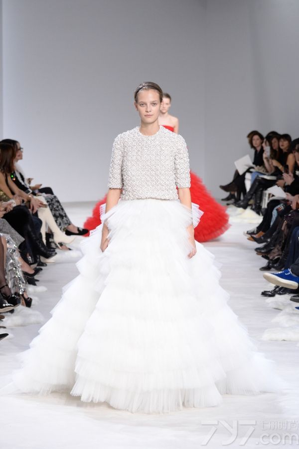 <span style="font-size:10.5pt;">本季的Giambattista Valli 2016春夏高定秀设计灵感来自巴黎著名园林芭嘉黛尔公园、皇宫花园、卢森堡公园和杜乐丽花园，花开烂漫的场景以及花瓣摇弋的美感都被一针一线的缝制在每一件服装中。</span> 
</p>
<p>
	<span style="font-size:10.5pt;">本季的高订服装仿佛勾起了对60年代服装风格的向往，肩膀和袖子被透明硬纱褶边包围，娇艳欲滴的花卉刺绣盘旋领口或从下摆延伸开来；梦幻白色雪纺吊带睡衣、珠绣作为旋转的花环围绕着紧身胸衣以及一件绣着蔷薇树枝的白色水貂短外衣，古典之中蕴藏性感。</span> 
</p>
<p>
	<span style="font-size:10.5pt;">大秀最后，盛大的舞会礼服铺陈开来，将之带入到另一个童话奇境，分层和百褶薄纱洗脱繁花在腮红的动人色彩中重生，仿佛整个秀场瞬间沉浸在柔情蜜意之中。<br />
</span><span style="font-size:10.5pt;"><span></span></span> 
</p>
