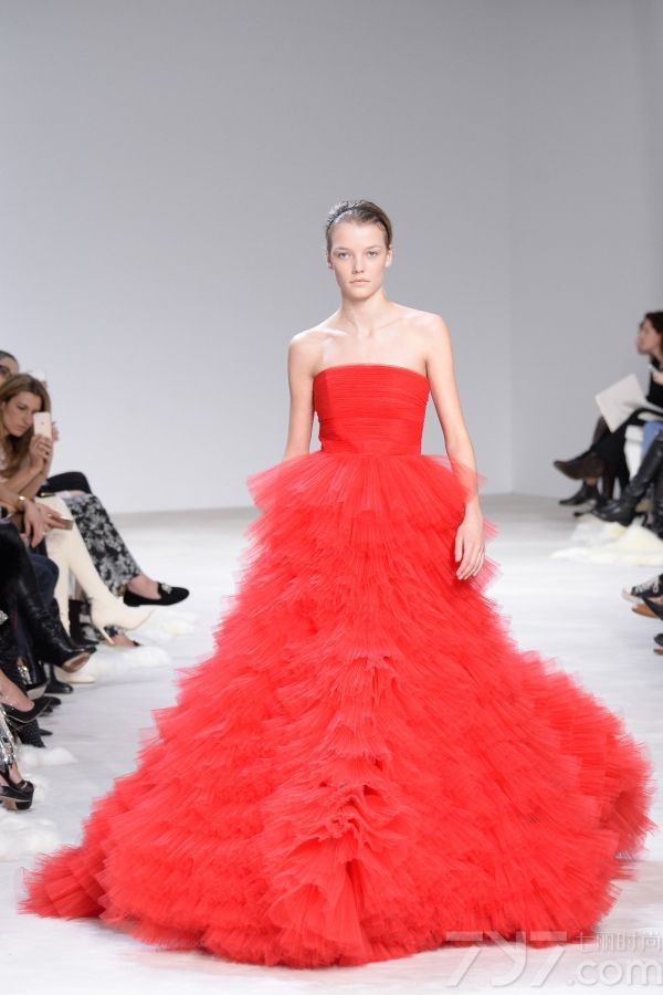 <span style="font-size:10.5pt;">本季的Giambattista Valli 2016春夏高定秀设计灵感来自巴黎著名园林芭嘉黛尔公园、皇宫花园、卢森堡公园和杜乐丽花园，花开烂漫的场景以及花瓣摇弋的美感都被一针一线的缝制在每一件服装中。</span> 
</p>
<p>
	<span style="font-size:10.5pt;">本季的高订服装仿佛勾起了对60年代服装风格的向往，肩膀和袖子被透明硬纱褶边包围，娇艳欲滴的花卉刺绣盘旋领口或从下摆延伸开来；梦幻白色雪纺吊带睡衣、珠绣作为旋转的花环围绕着紧身胸衣以及一件绣着蔷薇树枝的白色水貂短外衣，古典之中蕴藏性感。</span> 
</p>
<p>
	<span style="font-size:10.5pt;">大秀最后，盛大的舞会礼服铺陈开来，将之带入到另一个童话奇境，分层和百褶薄纱洗脱繁花在腮红的动人色彩中重生，仿佛整个秀场瞬间沉浸在柔情蜜意之中。<br />
</span><span style="font-size:10.5pt;"><span></span></span> 
</p>
