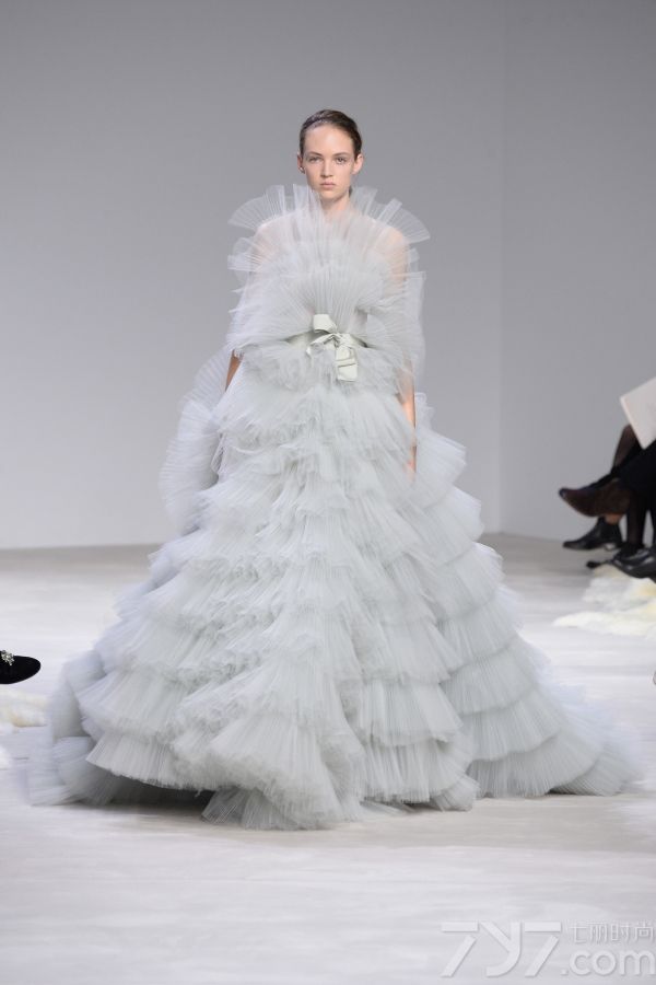 <span style="font-size:10.5pt;">本季的Giambattista Valli 2016春夏高定秀设计灵感来自巴黎著名园林芭嘉黛尔公园、皇宫花园、卢森堡公园和杜乐丽花园，花开烂漫的场景以及花瓣摇弋的美感都被一针一线的缝制在每一件服装中。</span> 
</p>
<p>
	<span style="font-size:10.5pt;">本季的高订服装仿佛勾起了对60年代服装风格的向往，肩膀和袖子被透明硬纱褶边包围，娇艳欲滴的花卉刺绣盘旋领口或从下摆延伸开来；梦幻白色雪纺吊带睡衣、珠绣作为旋转的花环围绕着紧身胸衣以及一件绣着蔷薇树枝的白色水貂短外衣，古典之中蕴藏性感。</span> 
</p>
<p>
	<span style="font-size:10.5pt;">大秀最后，盛大的舞会礼服铺陈开来，将之带入到另一个童话奇境，分层和百褶薄纱洗脱繁花在腮红的动人色彩中重生，仿佛整个秀场瞬间沉浸在柔情蜜意之中。<br />
</span><span style="font-size:10.5pt;"><span></span></span> 
</p>
