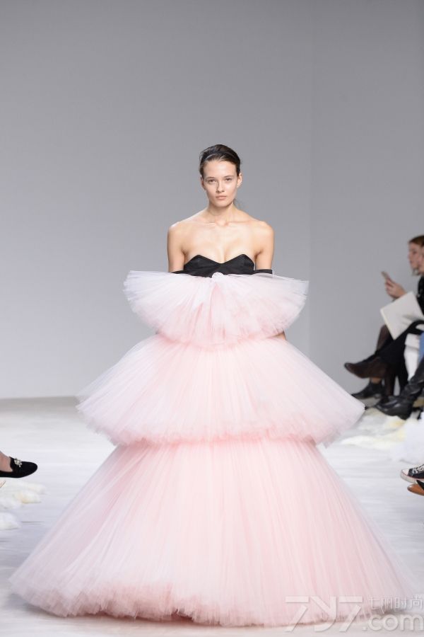 <span style="font-size:10.5pt;">本季的Giambattista Valli 2016春夏高定秀设计灵感来自巴黎著名园林芭嘉黛尔公园、皇宫花园、卢森堡公园和杜乐丽花园，花开烂漫的场景以及花瓣摇弋的美感都被一针一线的缝制在每一件服装中。</span> 
</p>
<p>
	<span style="font-size:10.5pt;">本季的高订服装仿佛勾起了对60年代服装风格的向往，肩膀和袖子被透明硬纱褶边包围，娇艳欲滴的花卉刺绣盘旋领口或从下摆延伸开来；梦幻白色雪纺吊带睡衣、珠绣作为旋转的花环围绕着紧身胸衣以及一件绣着蔷薇树枝的白色水貂短外衣，古典之中蕴藏性感。</span> 
</p>
<p>
	<span style="font-size:10.5pt;">大秀最后，盛大的舞会礼服铺陈开来，将之带入到另一个童话奇境，分层和百褶薄纱洗脱繁花在腮红的动人色彩中重生，仿佛整个秀场瞬间沉浸在柔情蜜意之中。<br />
</span><span style="font-size:10.5pt;"><span></span></span> 
</p>
