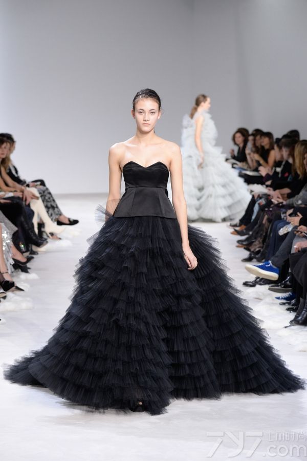 <span style="font-size:10.5pt;">本季的Giambattista Valli 2016春夏高定秀设计灵感来自巴黎著名园林芭嘉黛尔公园、皇宫花园、卢森堡公园和杜乐丽花园，花开烂漫的场景以及花瓣摇弋的美感都被一针一线的缝制在每一件服装中。</span> 
</p>
<p>
	<span style="font-size:10.5pt;">本季的高订服装仿佛勾起了对60年代服装风格的向往，肩膀和袖子被透明硬纱褶边包围，娇艳欲滴的花卉刺绣盘旋领口或从下摆延伸开来；梦幻白色雪纺吊带睡衣、珠绣作为旋转的花环围绕着紧身胸衣以及一件绣着蔷薇树枝的白色水貂短外衣，古典之中蕴藏性感。</span> 
</p>
<p>
	<span style="font-size:10.5pt;">大秀最后，盛大的舞会礼服铺陈开来，将之带入到另一个童话奇境，分层和百褶薄纱洗脱繁花在腮红的动人色彩中重生，仿佛整个秀场瞬间沉浸在柔情蜜意之中。<br />
</span><span style="font-size:10.5pt;"><span></span></span> 
</p>
