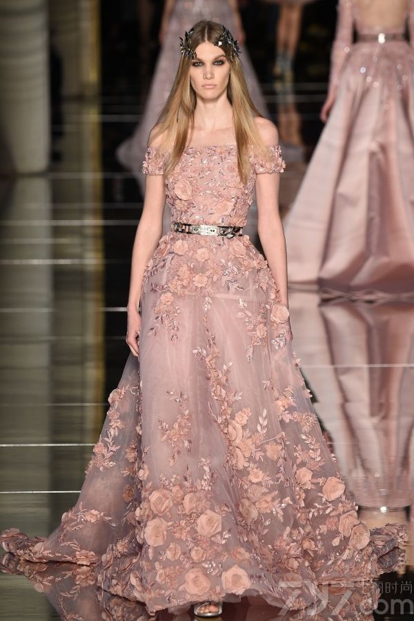 Zuhair 
Murad2016春夏巴黎高订秀，设计大量运用薄纱质和粉嫩色彩打造出仙气十足的美裙，并且将透视和蓬裙摆完美结合，呈现出清新可人又不失性感的梦幻美裙。