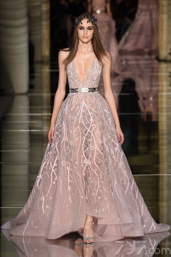 Zuhair 
Murad2016春夏巴黎高订秀，设计大量运用薄纱质和粉嫩色彩打造出仙气十足的美裙，并且将透视和蓬裙摆完美结合，呈现出清新可人又不失性感的梦幻美裙。