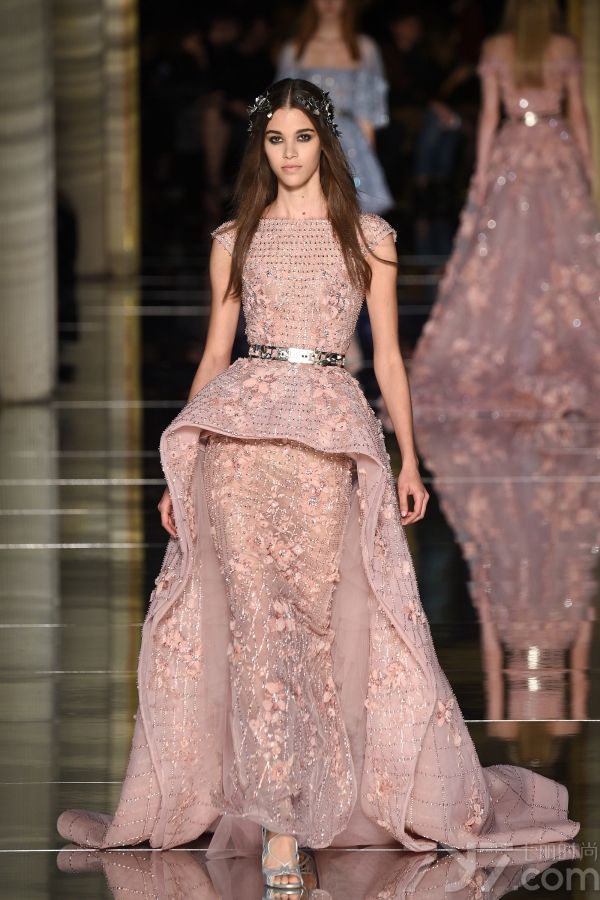 Zuhair 
Murad2016春夏巴黎高订秀，设计大量运用薄纱质和粉嫩色彩打造出仙气十足的美裙，并且将透视和蓬裙摆完美结合，呈现出清新可人又不失性感的梦幻美裙。