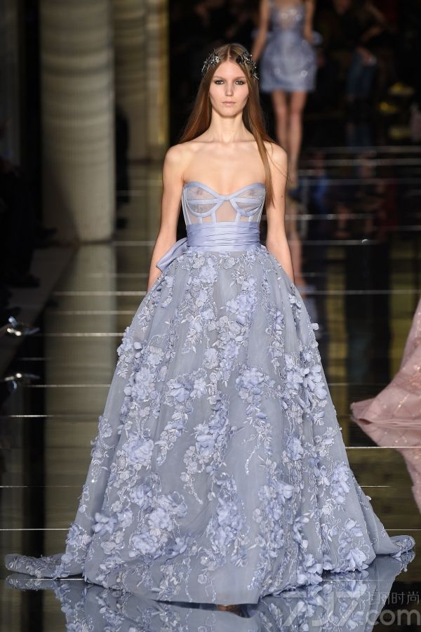 Zuhair 
Murad2016春夏巴黎高订秀，设计大量运用薄纱质和粉嫩色彩打造出仙气十足的美裙，并且将透视和蓬裙摆完美结合，呈现出清新可人又不失性感的梦幻美裙。