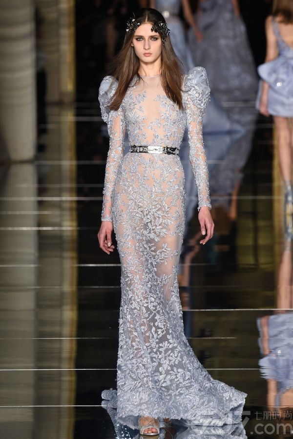 Zuhair 
Murad2016春夏巴黎高订秀，设计大量运用薄纱质和粉嫩色彩打造出仙气十足的美裙，并且将透视和蓬裙摆完美结合，呈现出清新可人又不失性感的梦幻美裙。