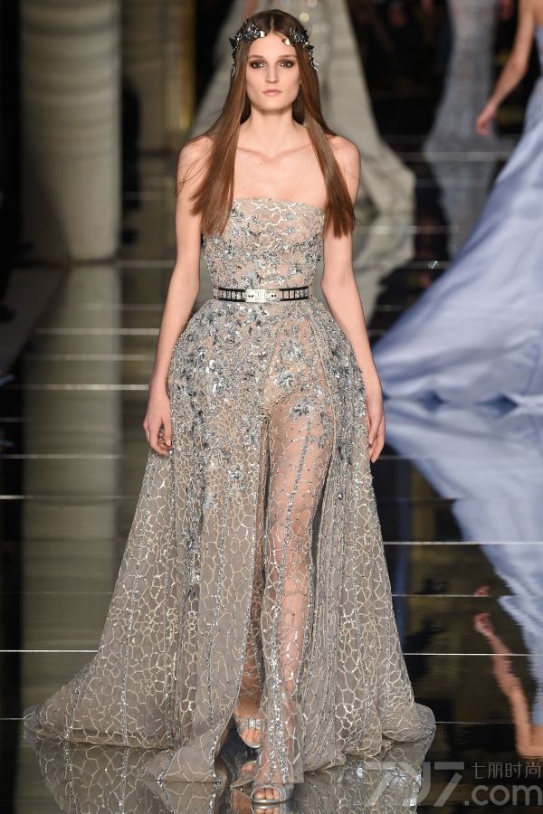 Zuhair 
Murad2016春夏巴黎高订秀，设计大量运用薄纱质和粉嫩色彩打造出仙气十足的美裙，并且将透视和蓬裙摆完美结合，呈现出清新可人又不失性感的梦幻美裙。