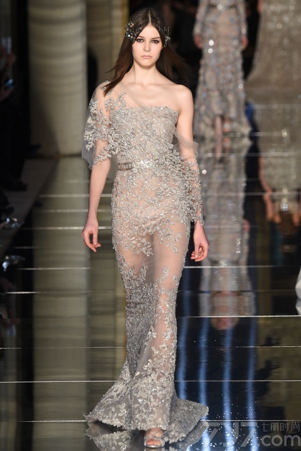 Zuhair 
Murad2016春夏巴黎高订秀，设计大量运用薄纱质和粉嫩色彩打造出仙气十足的美裙，并且将透视和蓬裙摆完美结合，呈现出清新可人又不失性感的梦幻美裙。