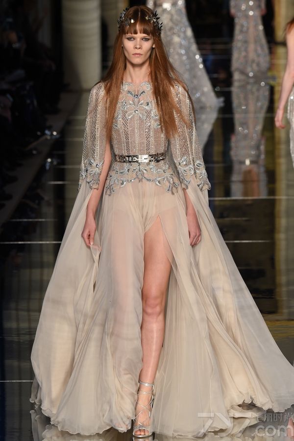 Zuhair 
Murad2016春夏巴黎高订秀，设计大量运用薄纱质和粉嫩色彩打造出仙气十足的美裙，并且将透视和蓬裙摆完美结合，呈现出清新可人又不失性感的梦幻美裙。