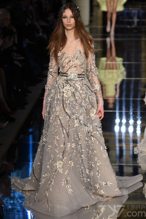 Zuhair 
Murad2016春夏巴黎高订秀，设计大量运用薄纱质和粉嫩色彩打造出仙气十足的美裙，并且将透视和蓬裙摆完美结合，呈现出清新可人又不失性感的梦幻美裙。