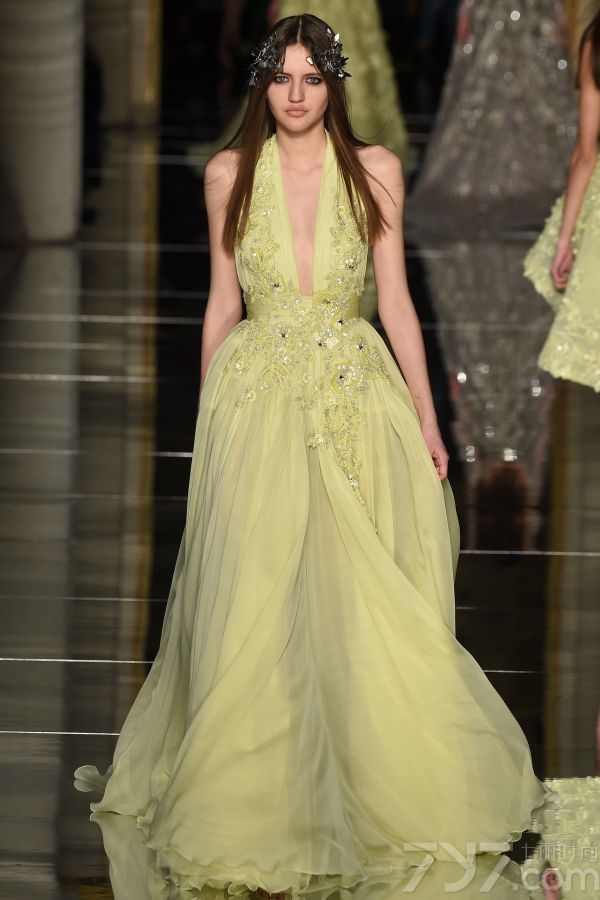 Zuhair 
Murad2016春夏巴黎高订秀，设计大量运用薄纱质和粉嫩色彩打造出仙气十足的美裙，并且将透视和蓬裙摆完美结合，呈现出清新可人又不失性感的梦幻美裙。