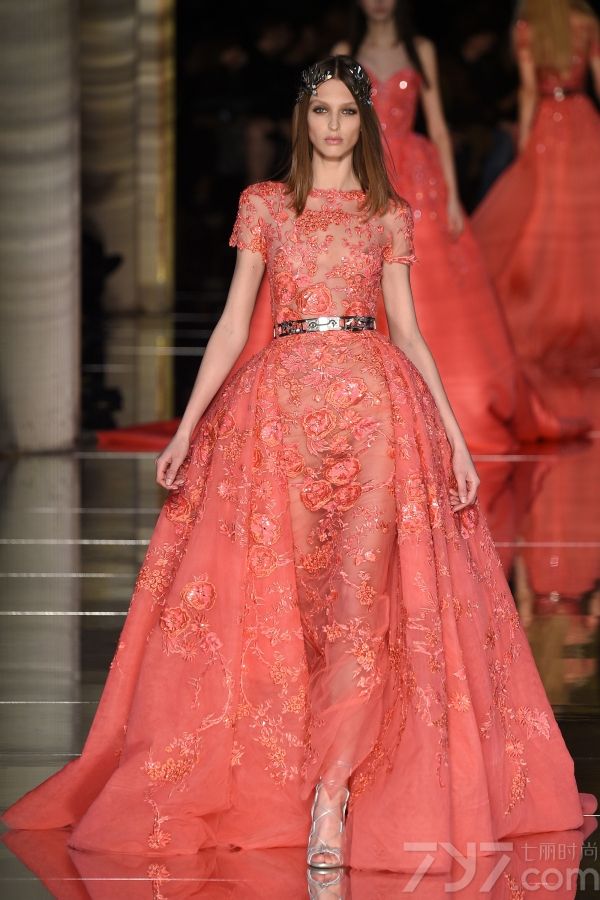 Zuhair 
Murad2016春夏巴黎高订秀，设计大量运用薄纱质和粉嫩色彩打造出仙气十足的美裙，并且将透视和蓬裙摆完美结合，呈现出清新可人又不失性感的梦幻美裙。