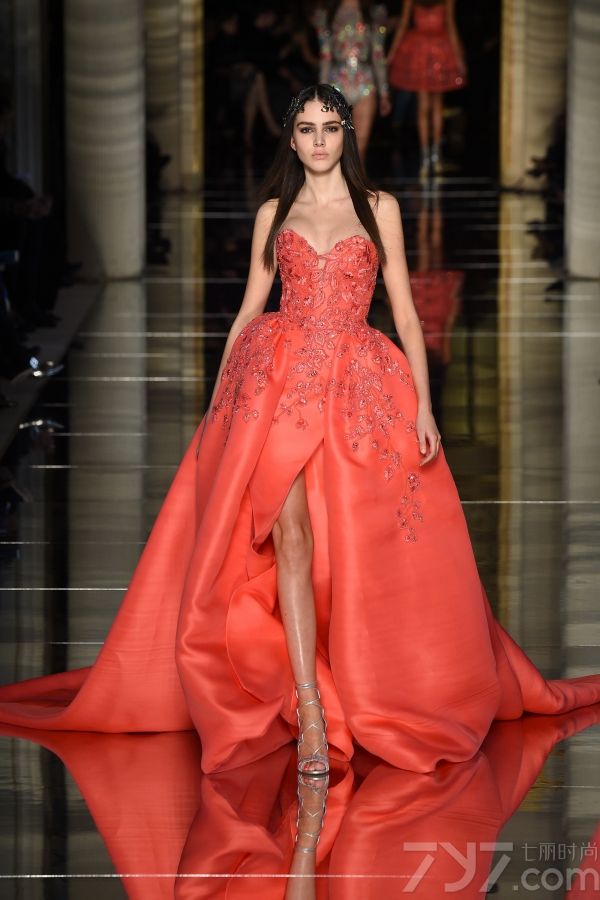 Zuhair 
Murad2016春夏巴黎高订秀，设计大量运用薄纱质和粉嫩色彩打造出仙气十足的美裙，并且将透视和蓬裙摆完美结合，呈现出清新可人又不失性感的梦幻美裙。