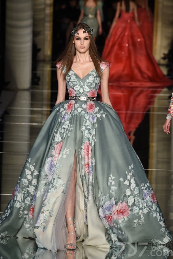 Zuhair 
Murad2016春夏巴黎高订秀，设计大量运用薄纱质和粉嫩色彩打造出仙气十足的美裙，并且将透视和蓬裙摆完美结合，呈现出清新可人又不失性感的梦幻美裙。