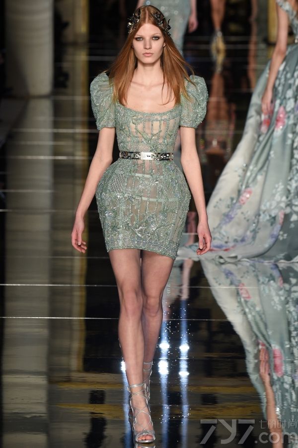 Zuhair 
Murad2016春夏巴黎高订秀，设计大量运用薄纱质和粉嫩色彩打造出仙气十足的美裙，并且将透视和蓬裙摆完美结合，呈现出清新可人又不失性感的梦幻美裙。