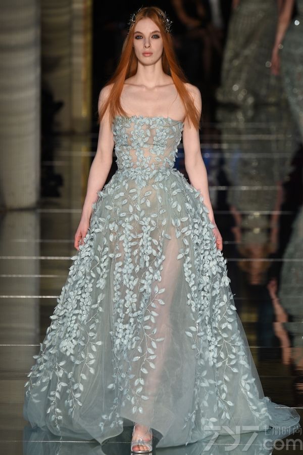 Zuhair 
Murad2016春夏巴黎高订秀，设计大量运用薄纱质和粉嫩色彩打造出仙气十足的美裙，并且将透视和蓬裙摆完美结合，呈现出清新可人又不失性感的梦幻美裙。