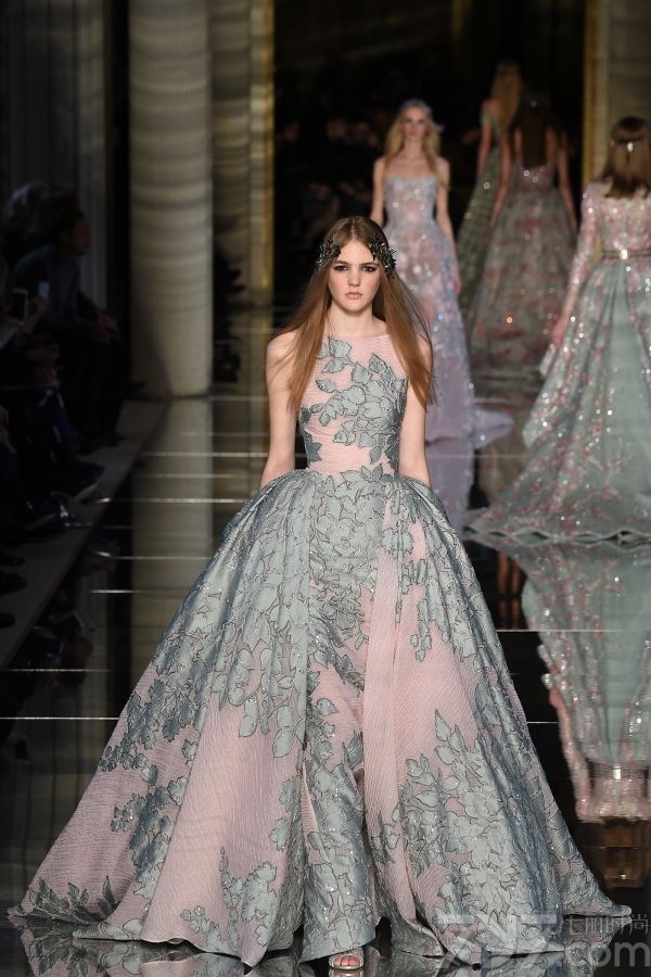 Zuhair 
Murad2016春夏巴黎高订秀，设计大量运用薄纱质和粉嫩色彩打造出仙气十足的美裙，并且将透视和蓬裙摆完美结合，呈现出清新可人又不失性感的梦幻美裙。