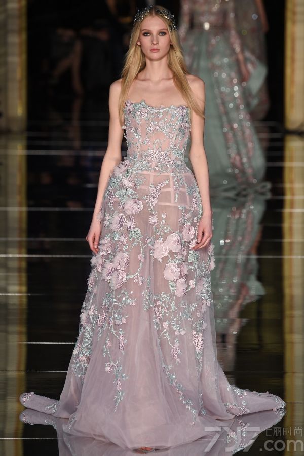 Zuhair 
Murad2016春夏巴黎高订秀，设计大量运用薄纱质和粉嫩色彩打造出仙气十足的美裙，并且将透视和蓬裙摆完美结合，呈现出清新可人又不失性感的梦幻美裙。