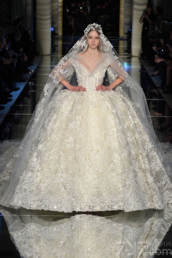 Zuhair 
Murad2016春夏巴黎高订秀，设计大量运用薄纱质和粉嫩色彩打造出仙气十足的美裙，并且将透视和蓬裙摆完美结合，呈现出清新可人又不失性感的梦幻美裙。