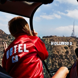 嘉拉·法拉格尼 (Chiara Ferragni)穿上红衣飞向洛杉矶